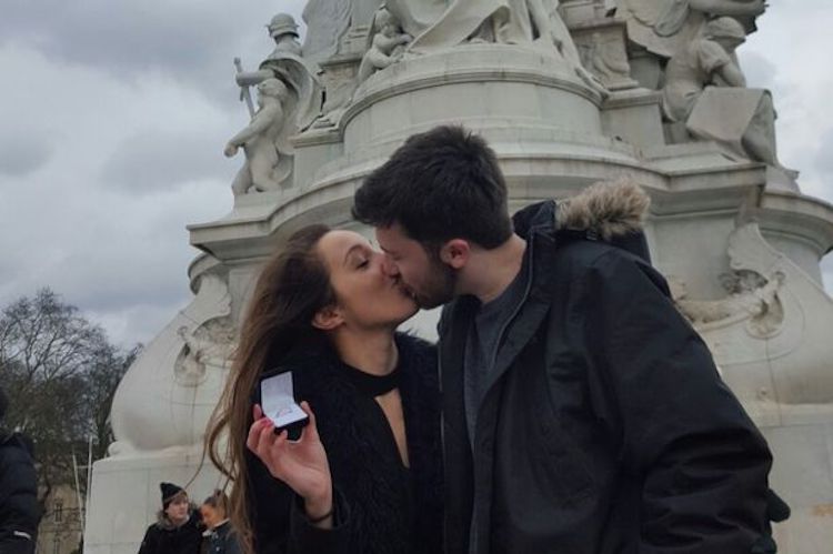 Couple kiss under London statue
